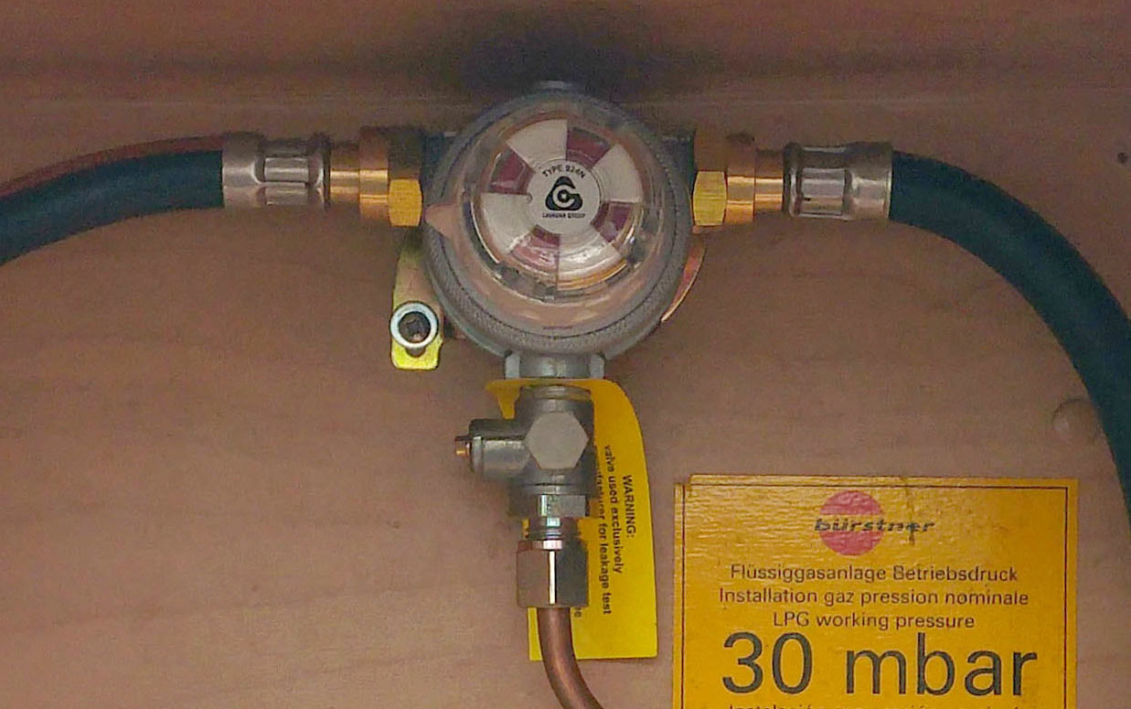 Mini combined LPG gas pressure Regulator and auto changeover valve.